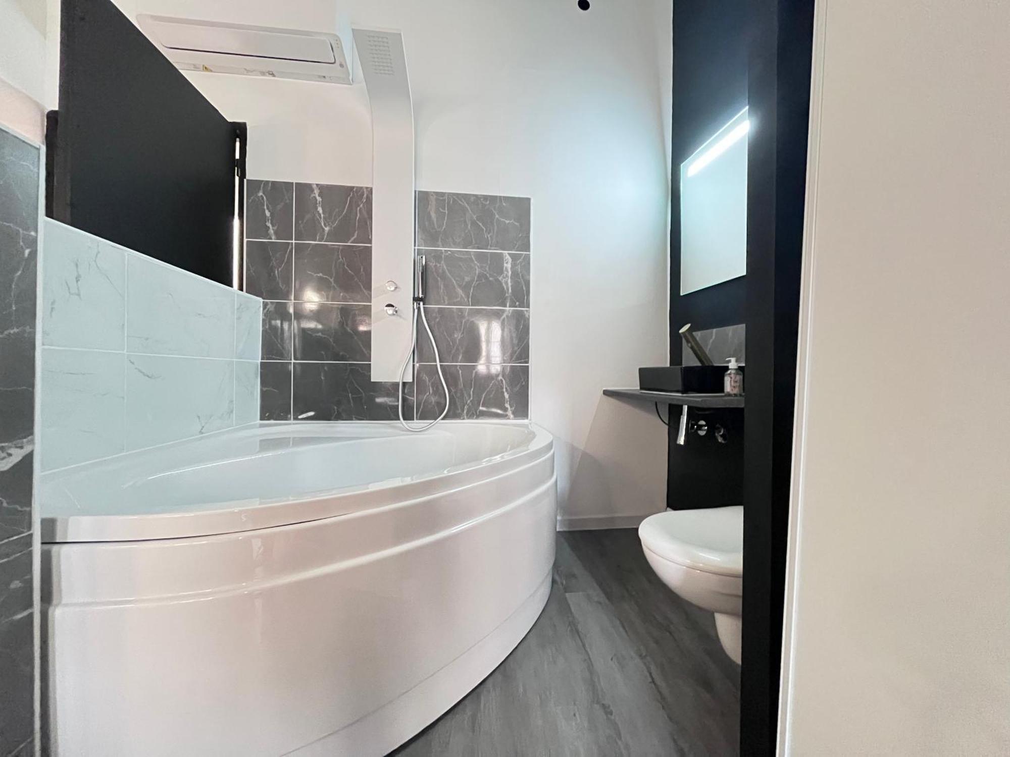 Charmant Studio Baignoire Нарбонна Экстерьер фото